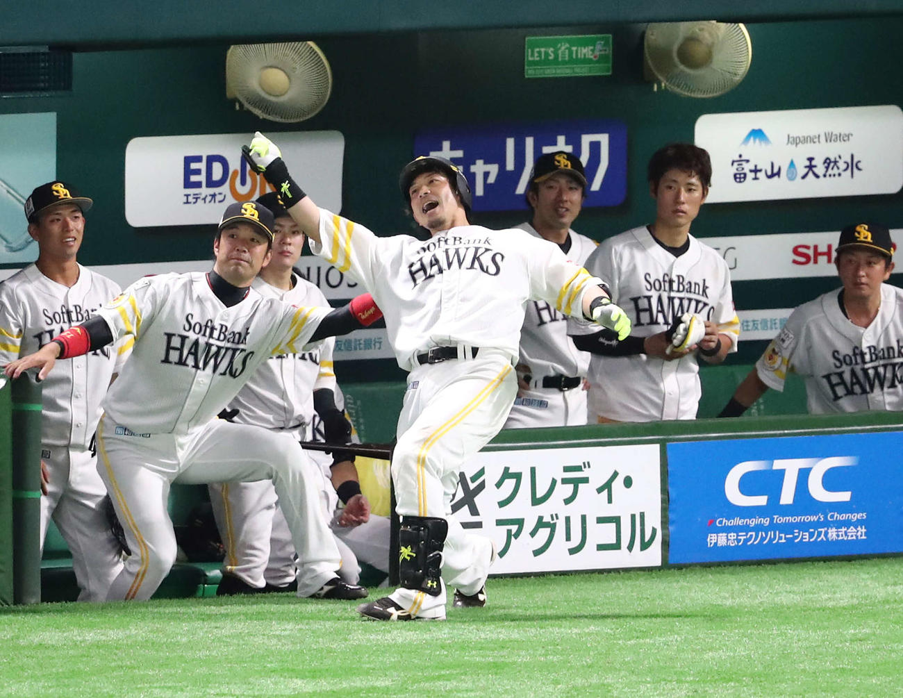 ソフトバンク対オリックス　5回裏ソフトバンク無死、左越え先制本塁打を放ちポーズを決める松田宣（中央）（撮影・梅根麻紀）