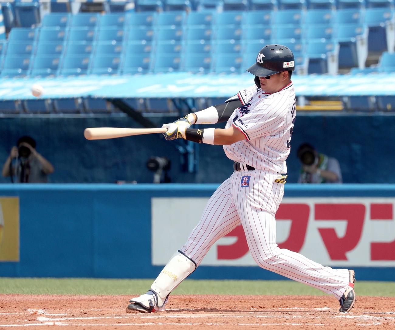 ヤクルト対日本ハム　1回裏ヤクルト1死一、三塁、先制の右越え3点本塁打を放つ村上（撮影・佐藤翔太）