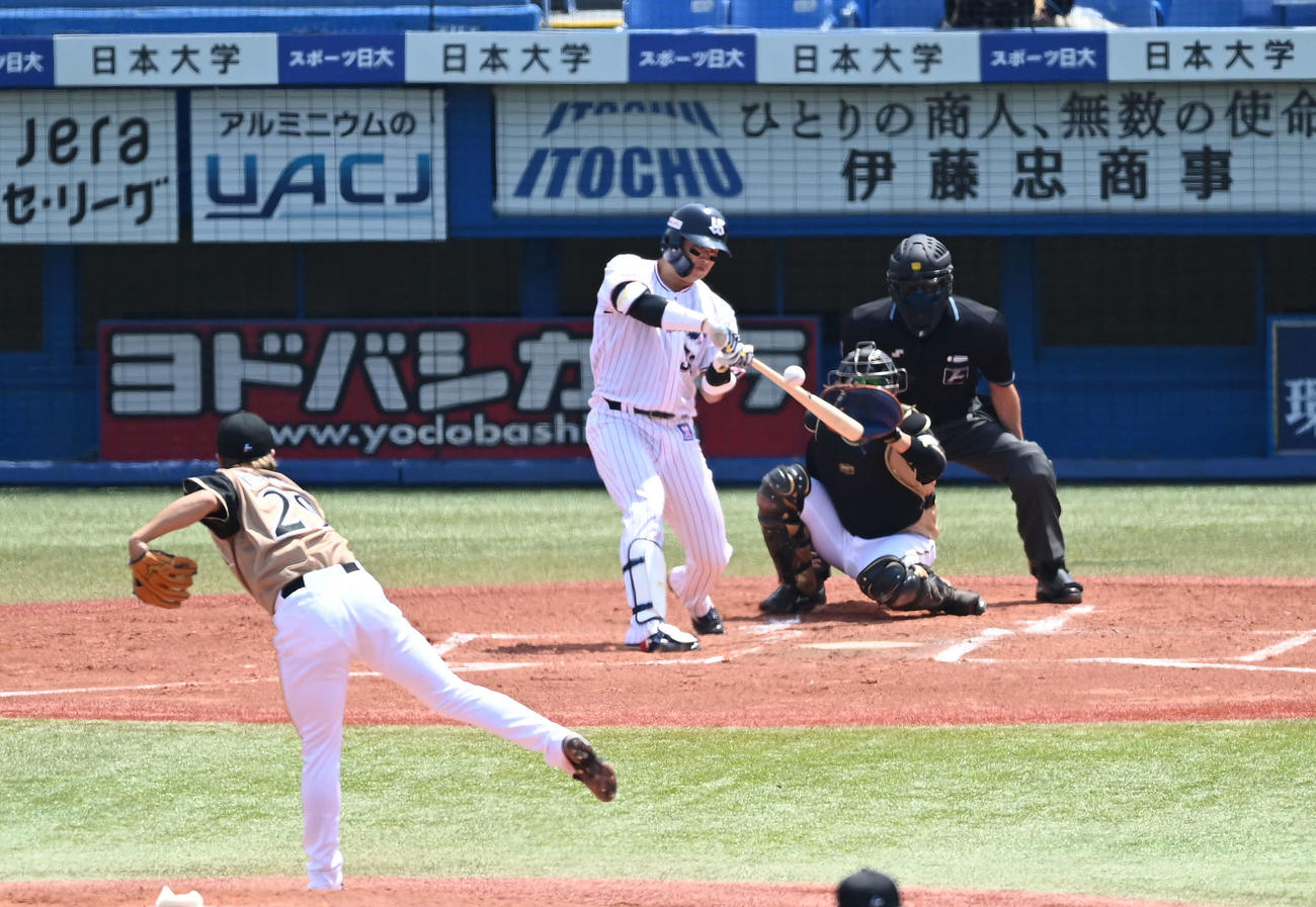 ヤクルト対日本ハム　1回裏ヤクルト1死一、三塁、先制の右越え3点本塁打を放つ村上。投手井口（撮影・鈴木みどり）