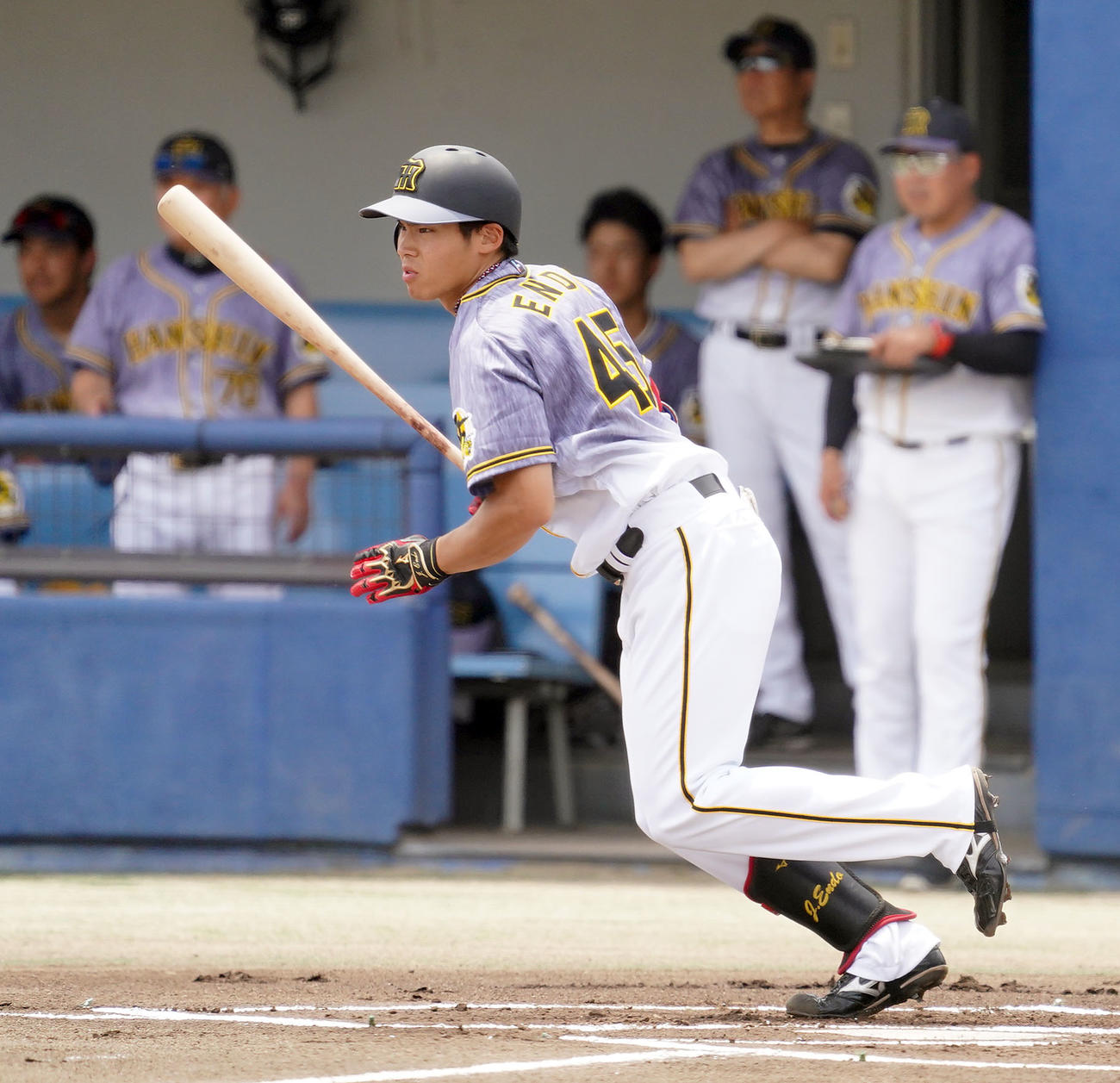 中日対阪神　1回表阪神無死一塁、中前安打を放った遠藤成（撮影・森本幸一）
