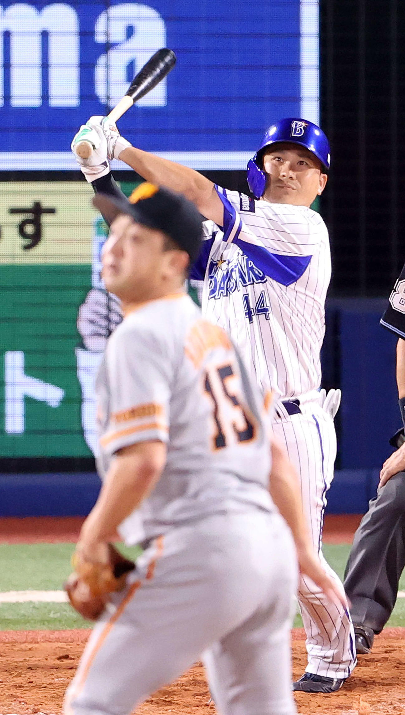 DeNA対巨人　8回裏DeNA無死一、二塁、中越え3点本塁打を放つ佐野。投手沢村（撮影・江口和貴）