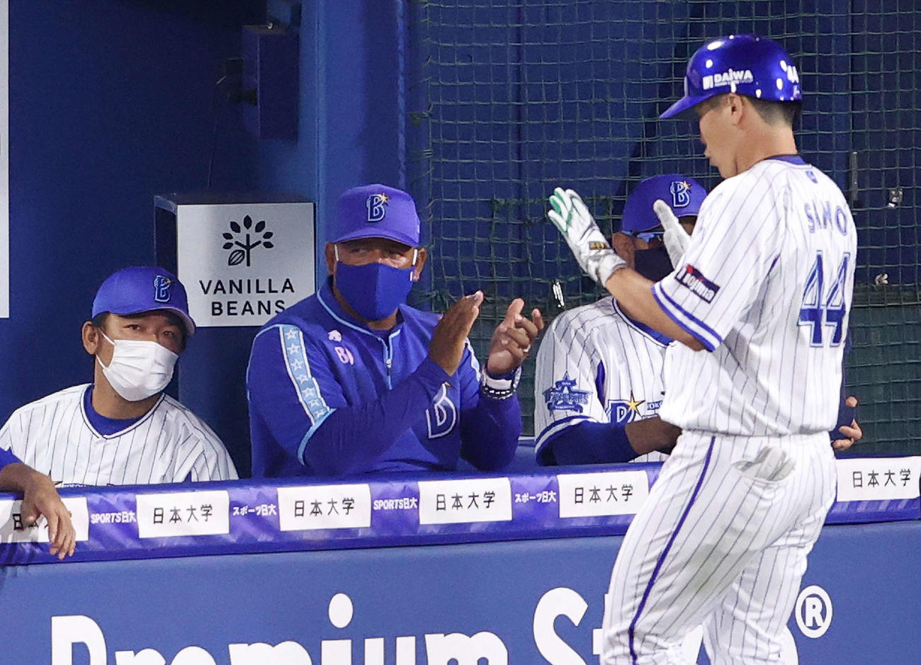 DeNA対巨人　8回裏DeNA無死一、二塁、3点本塁打を放った佐野（右）に拍手するラミレス監督（撮影・江口和貴）