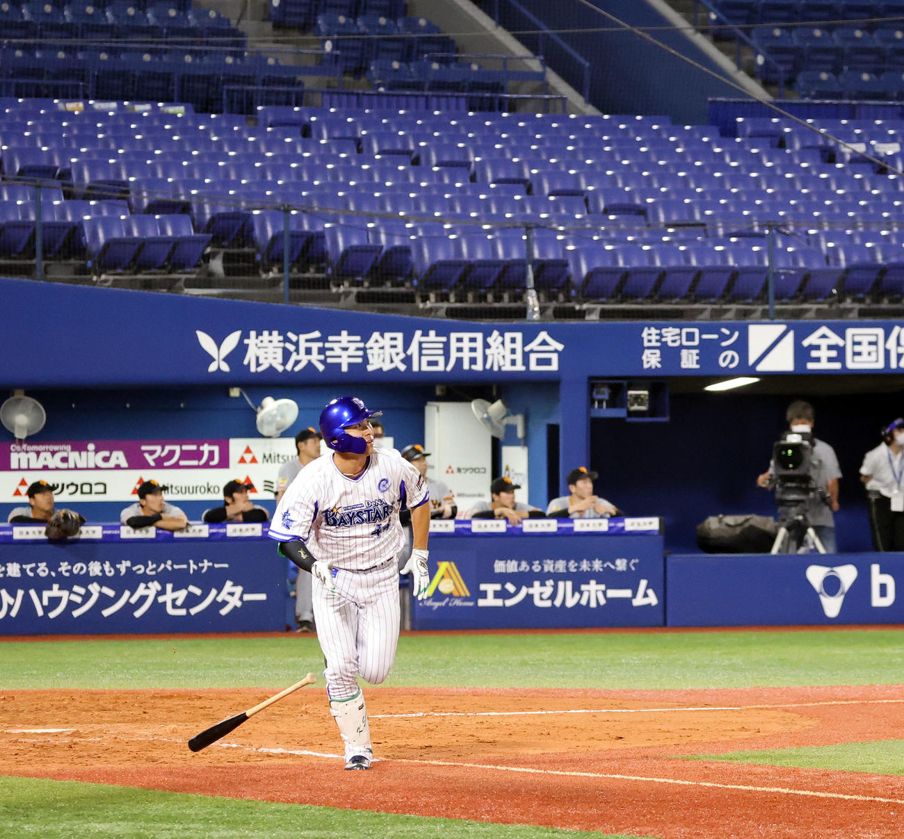 DeNA対巨人　8回裏DeNA無死一、二塁、中越え3点本塁打を放つ佐野（撮影・大野祥一）