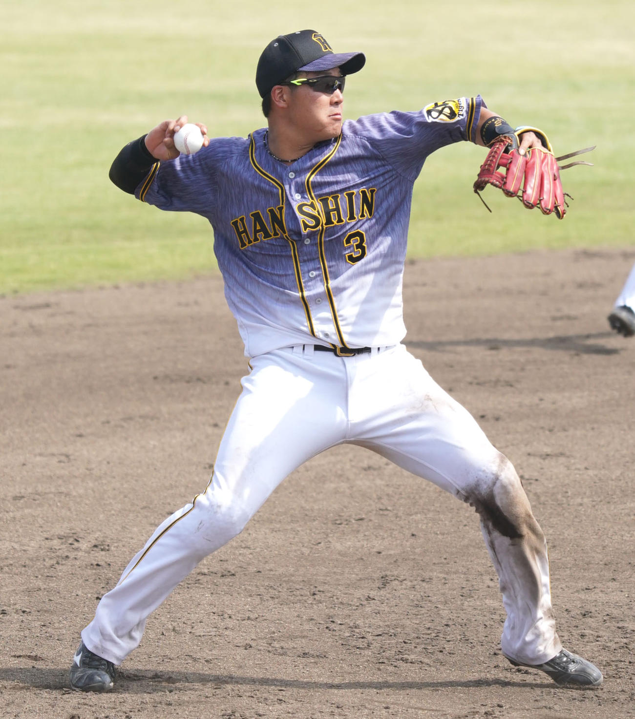 中日対阪神　8回裏中日無死二塁、マルティネスの打球を捕球し一塁へ送球するこの回から三塁守備についた大山悠輔（撮影・森本幸一）
