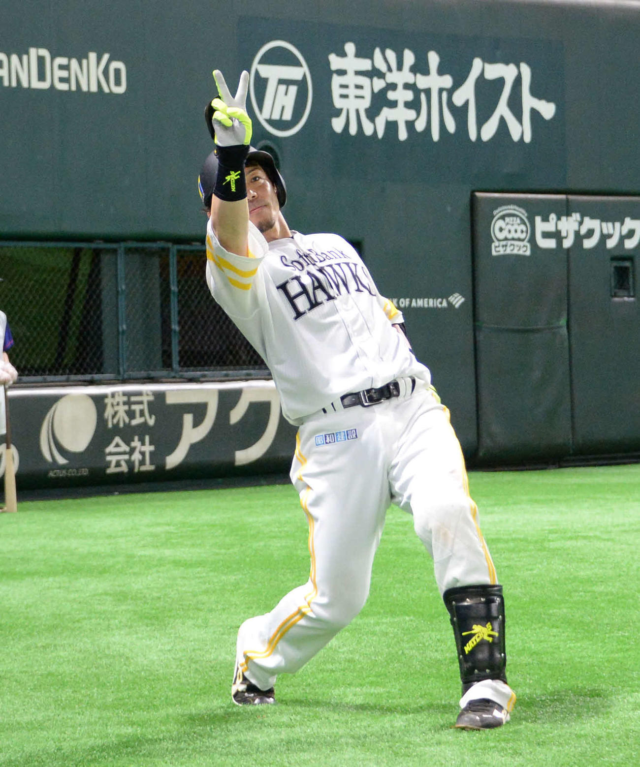 ソフトバンク対オリックス　7回裏ソフトバンク無死、松田宣は左中間に2打席連続の本塁打を放ち、無観客のスタンドに向かって「熱男！」と雄たけびを上げVサイン（撮影・今浪浩三）