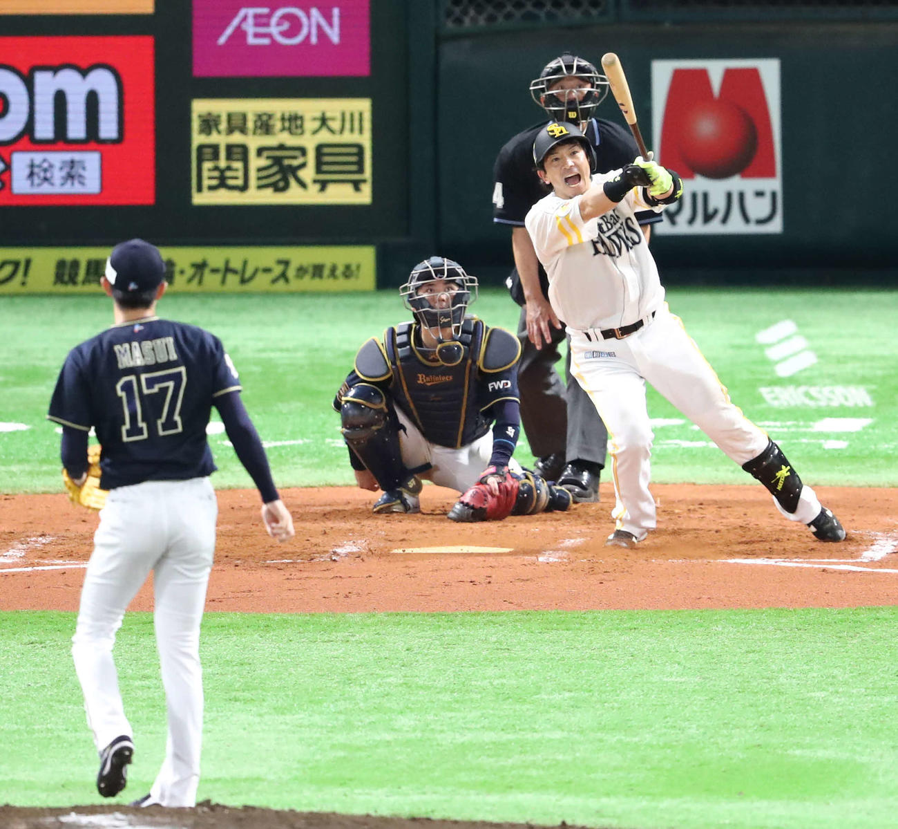 ソフトバンク対オリックス　7回裏ソフトバンク無死、松田宣は左中間に2打席連続となる本塁打を放つ（撮影・梅根麻紀）