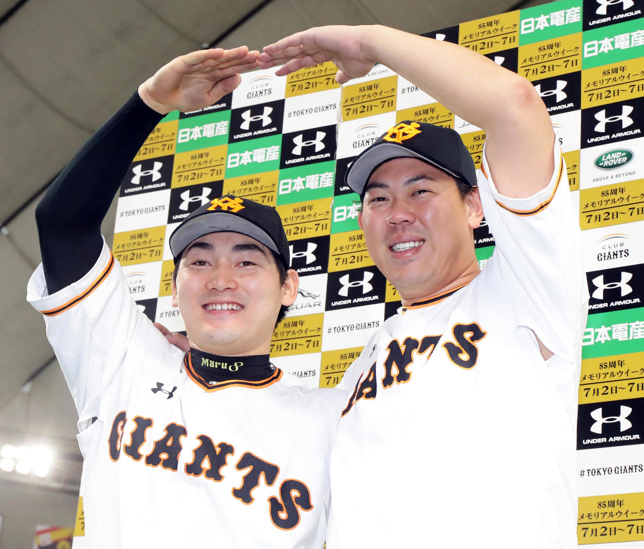 交流戦　巨人対ソフトバンク　ヒーローインタビューで笑顔で「丸ポーズ」を作る巨人丸佳浩（左）と山口俊（19年6月22日撮影）
