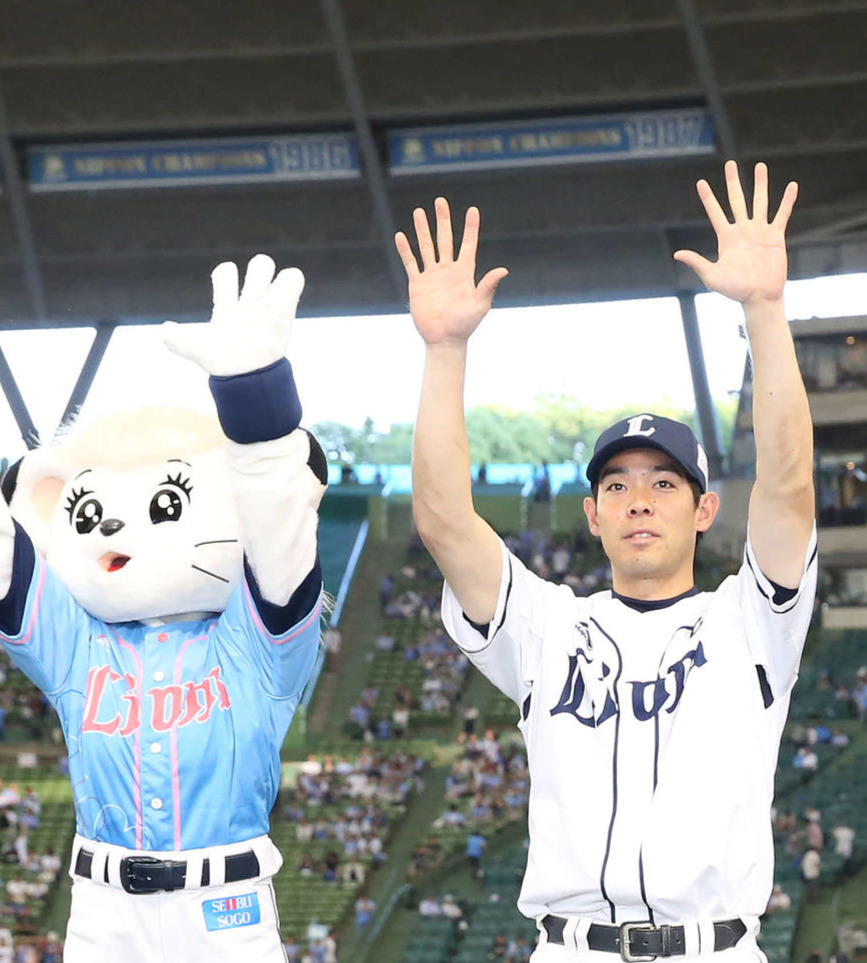 試合後、ファンと一緒に勝利を喜び合う西武秋山翔吾（19年5月25日撮影）