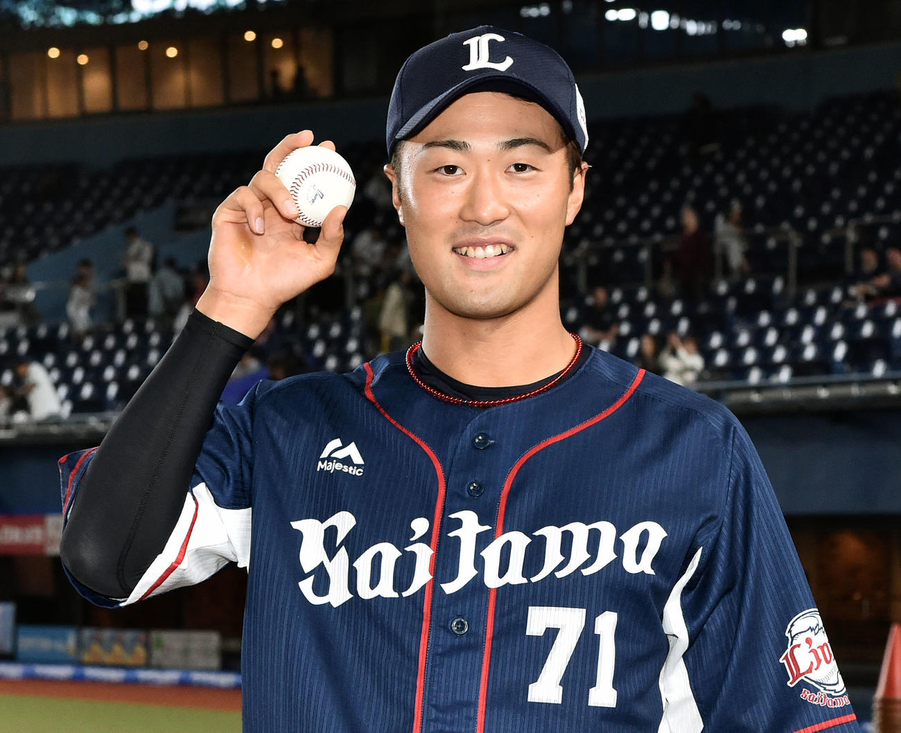プロ初本塁打を放った西武戸川大輔は本塁打のボールを手に記念撮影する（19年5月31日撮影）