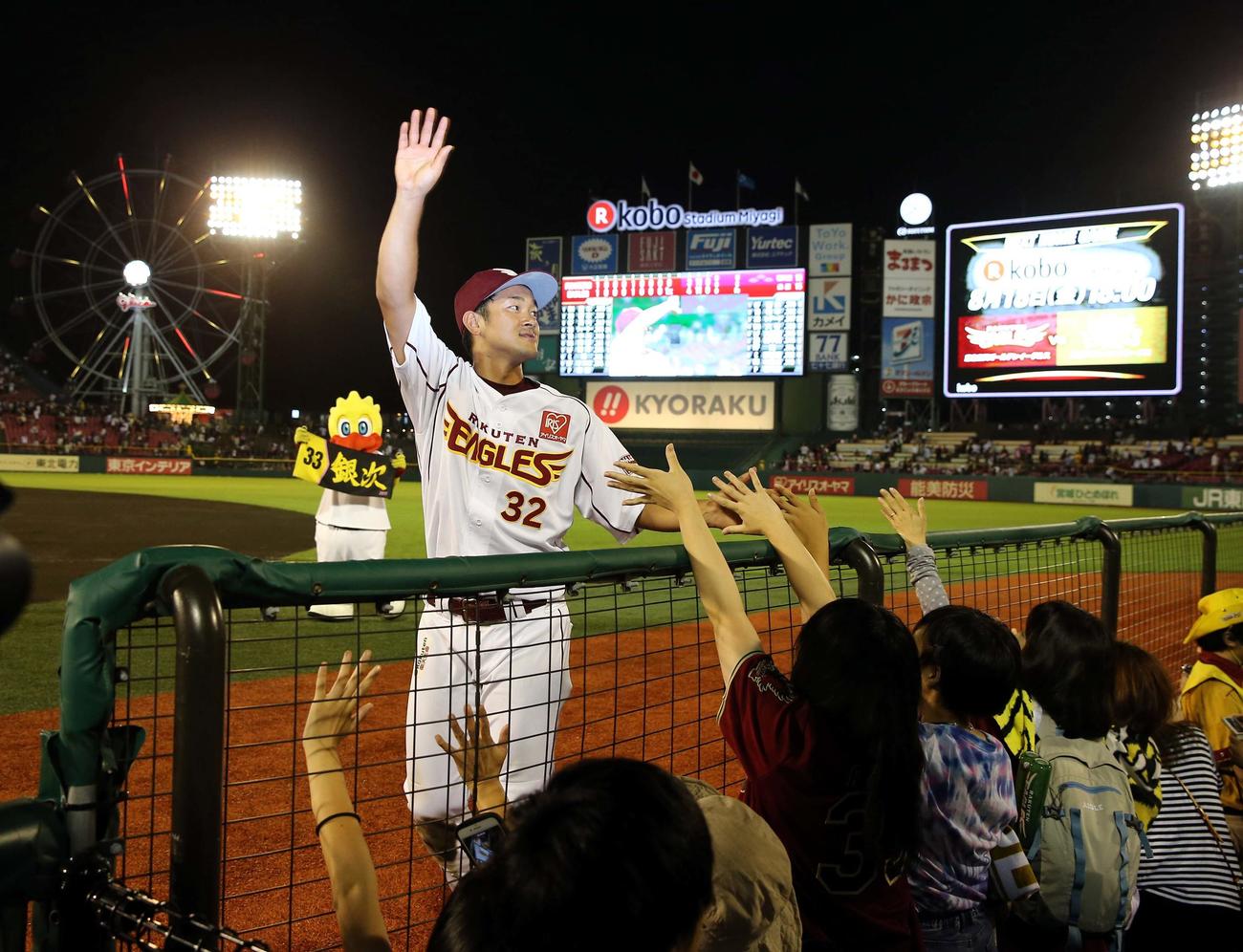 楽天対日本ハム　試合後、サヨナラ打を放った楽天銀次はスタンドの声援に応える（17年8月10日撮影）