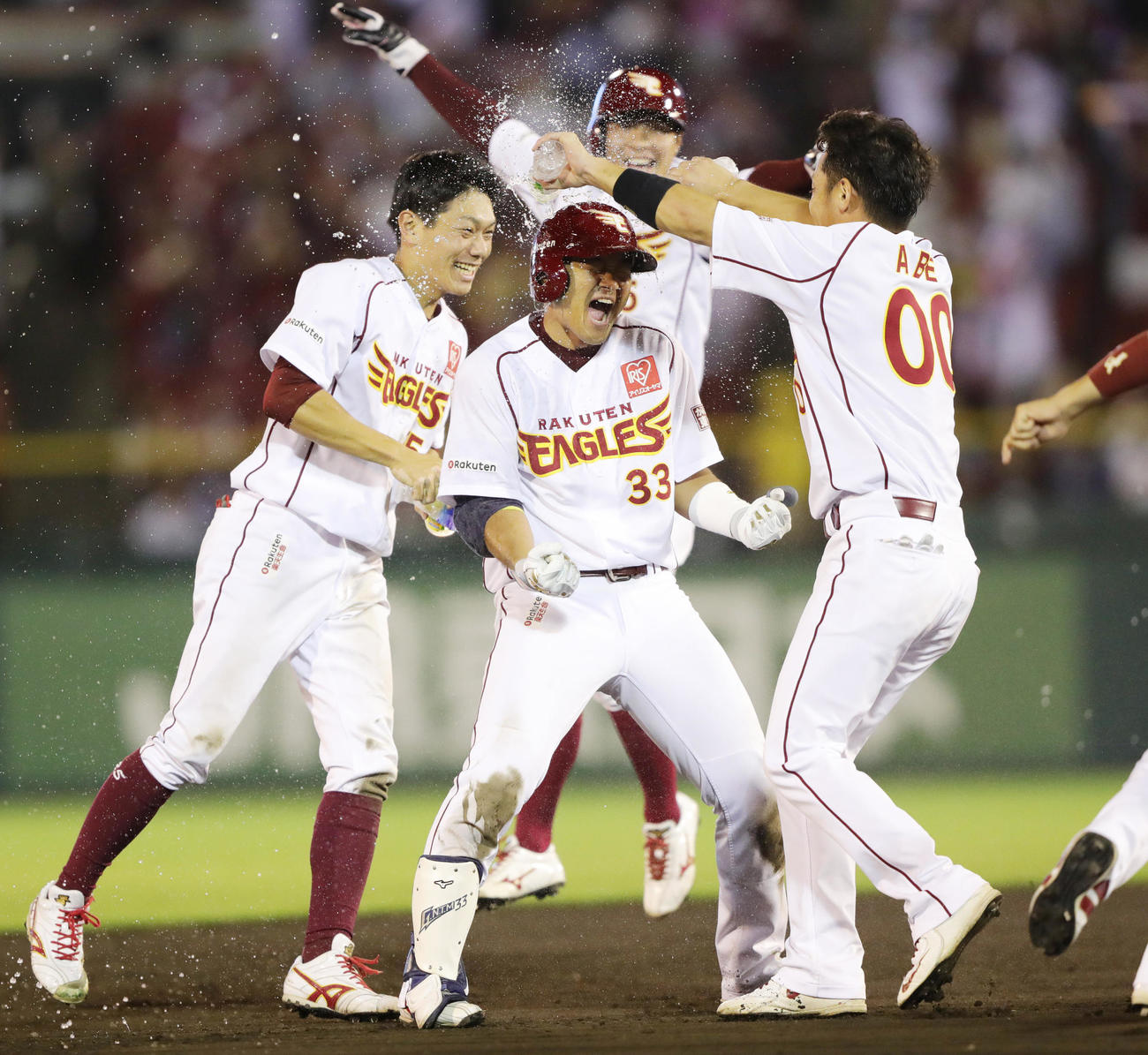 楽天対日本ハム　11回裏楽天1死一、二塁、サヨナラ打を放ち水をかけられる銀次（17年8月10日撮影）