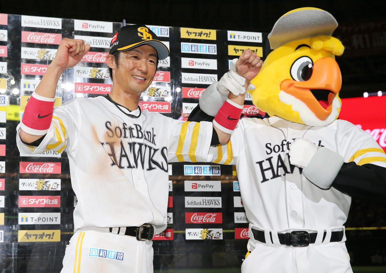 ソフトバンク対オリックス　お立ち台でガッツポーズする明石健志（19年4月25日撮影）