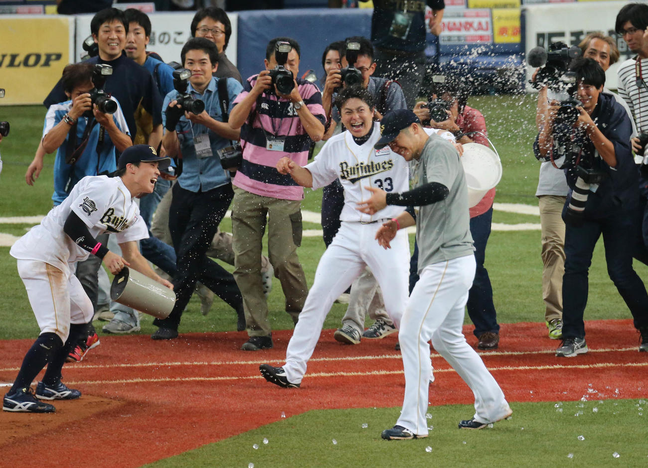 オリックス対日本ハム　ヒーローのT－岡田（右）はナインにアイスシャワーを浴びせられる（14年10月12日撮影）