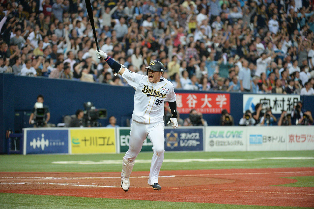 オリックス対日本ハム　8回裏オリックス2死一、二塁、T－岡田は右中間に逆転3点本塁打を放ち、ベンチに向かってバットを突き上げる（14年10月12日撮影）