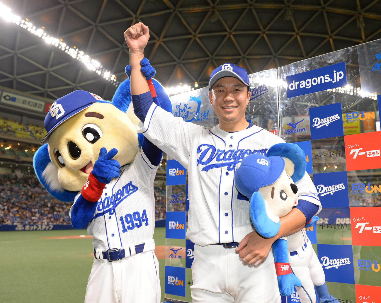 中日対阪神　ヒーローインタビューを終えドアラから祝福を受けポーズを決めるノーヒットノーランを達成した大野雄大（19年9月14日撮影）