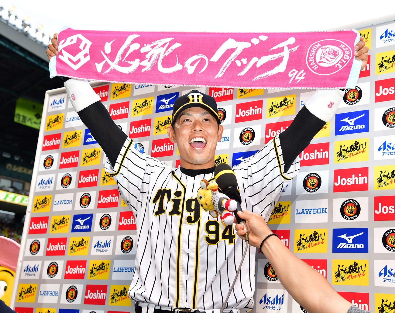 阪神対日本ハム　サヨナラ打を放ちお立ち台で絶叫する原口文仁（19年6月9日撮影）