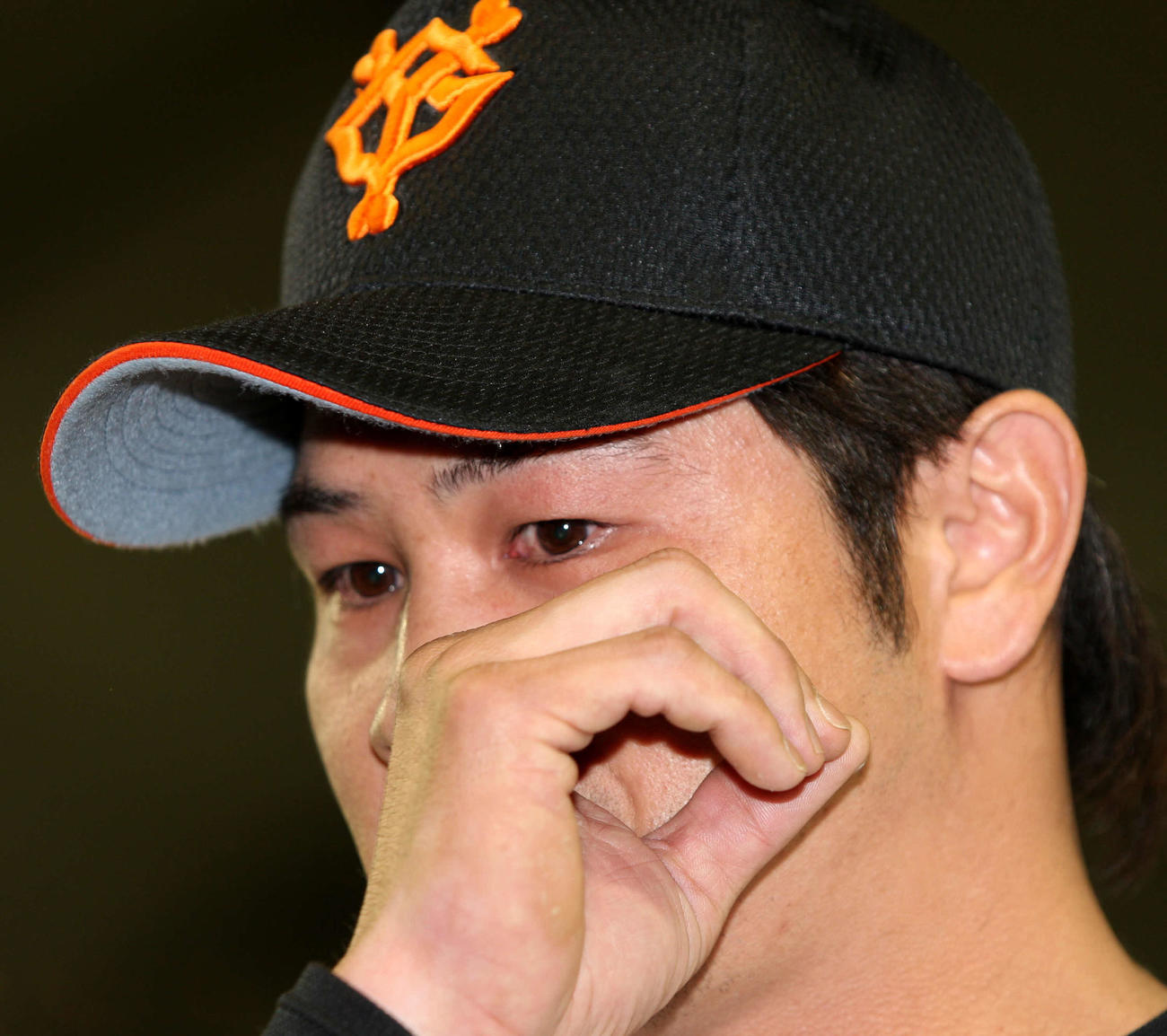 お立ち台で同学年の木村拓也コーチのことを話し涙ぐむ巨人谷（10年4月24日）