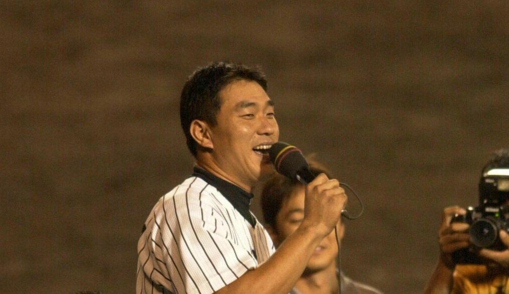 公約どおりお立ち台でファンとともに六甲おろしを熱唱する広沢（01年8月29日撮影）