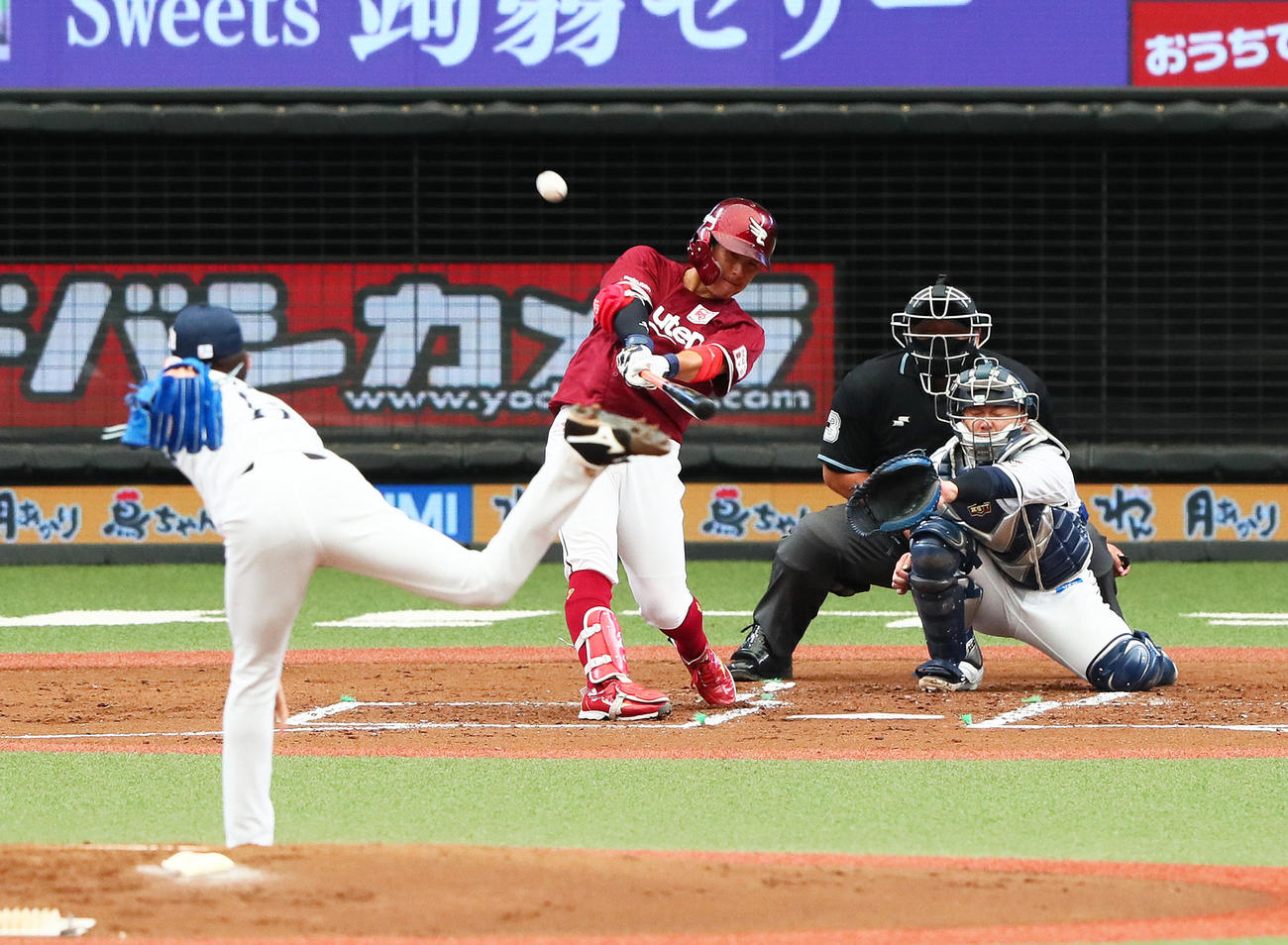 西武対楽天　2回表楽天2死、右越え本塁打を放つ鈴木。投手今井（撮影・足立雅史）