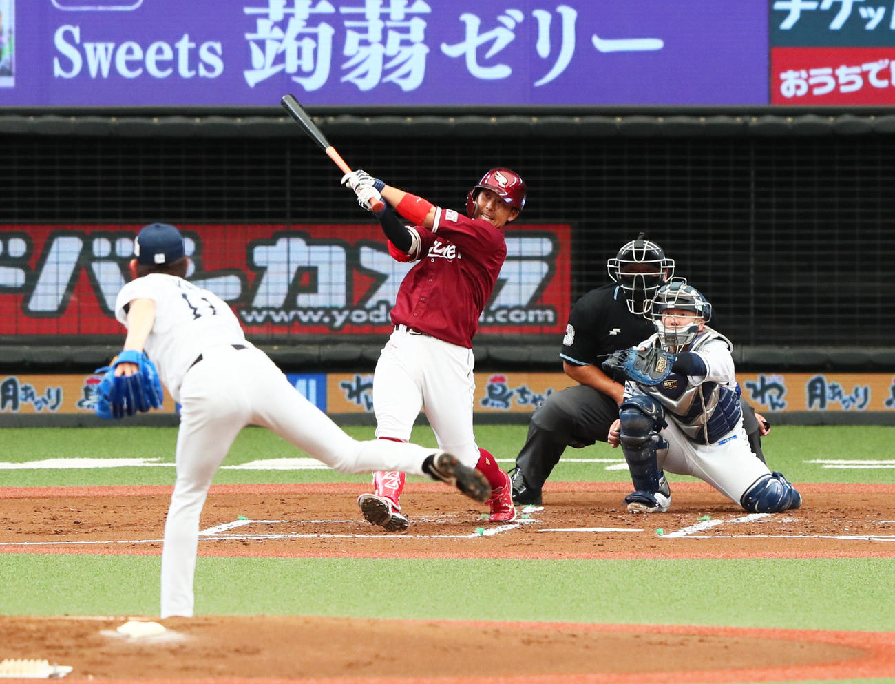 西武対楽天　2回表楽天2死、右越え本塁打を放つ鈴木。投手今井（撮影・足立雅史）