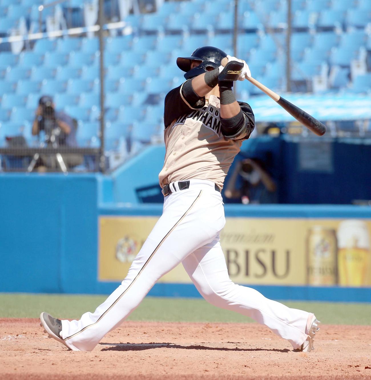日本ハム対ヤクルト　5回裏日本ハム2死、中田は左越えソロ本塁打を放つ（撮影・佐藤翔太）