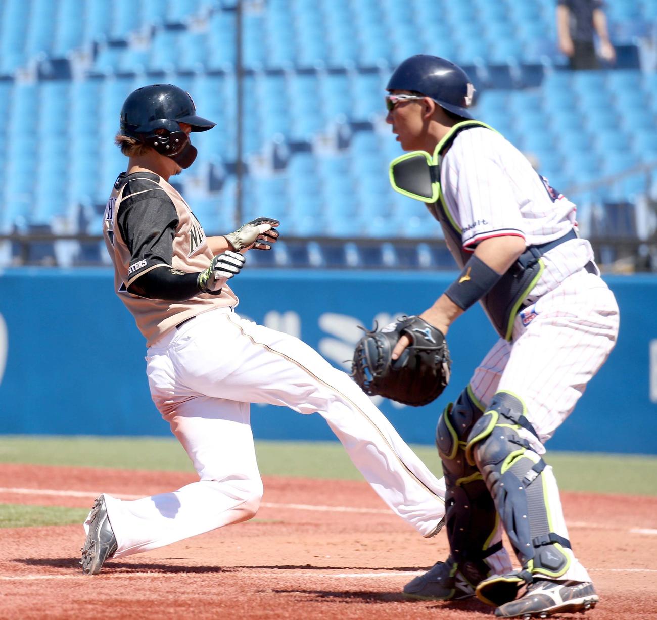 日本ハム対ヤクルト　3回裏日本ハム1死二、三塁、中田の二犠飛で生還する三塁走者の西川（撮影・佐藤翔太）