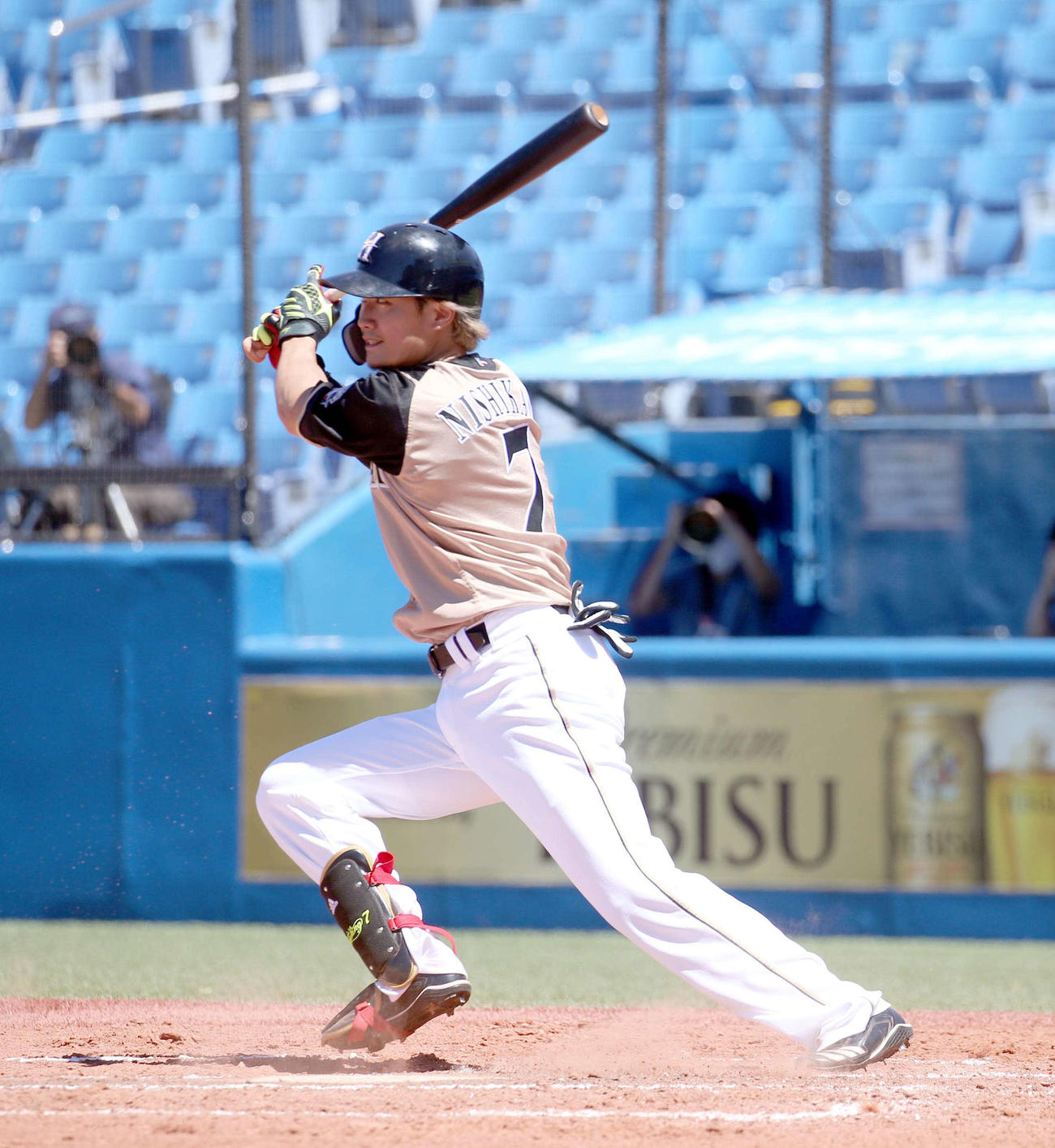 日本ハム対ヤクルト　1回裏日本ハム無死、西川は二内野安打を放つ（撮影・佐藤翔太）