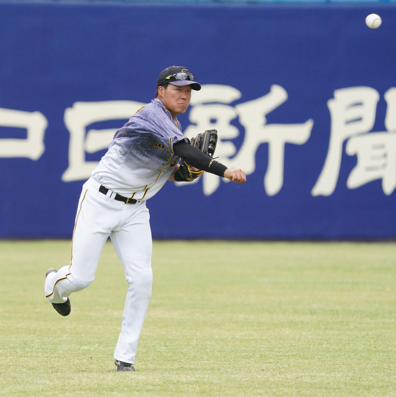 ウエスタンリーグ練習試合　中日対阪神　4回裏中日2死一塁、滝野要の打球を捕球し三塁へ送球する左翼手の阪神大山（撮影・森本幸一）
