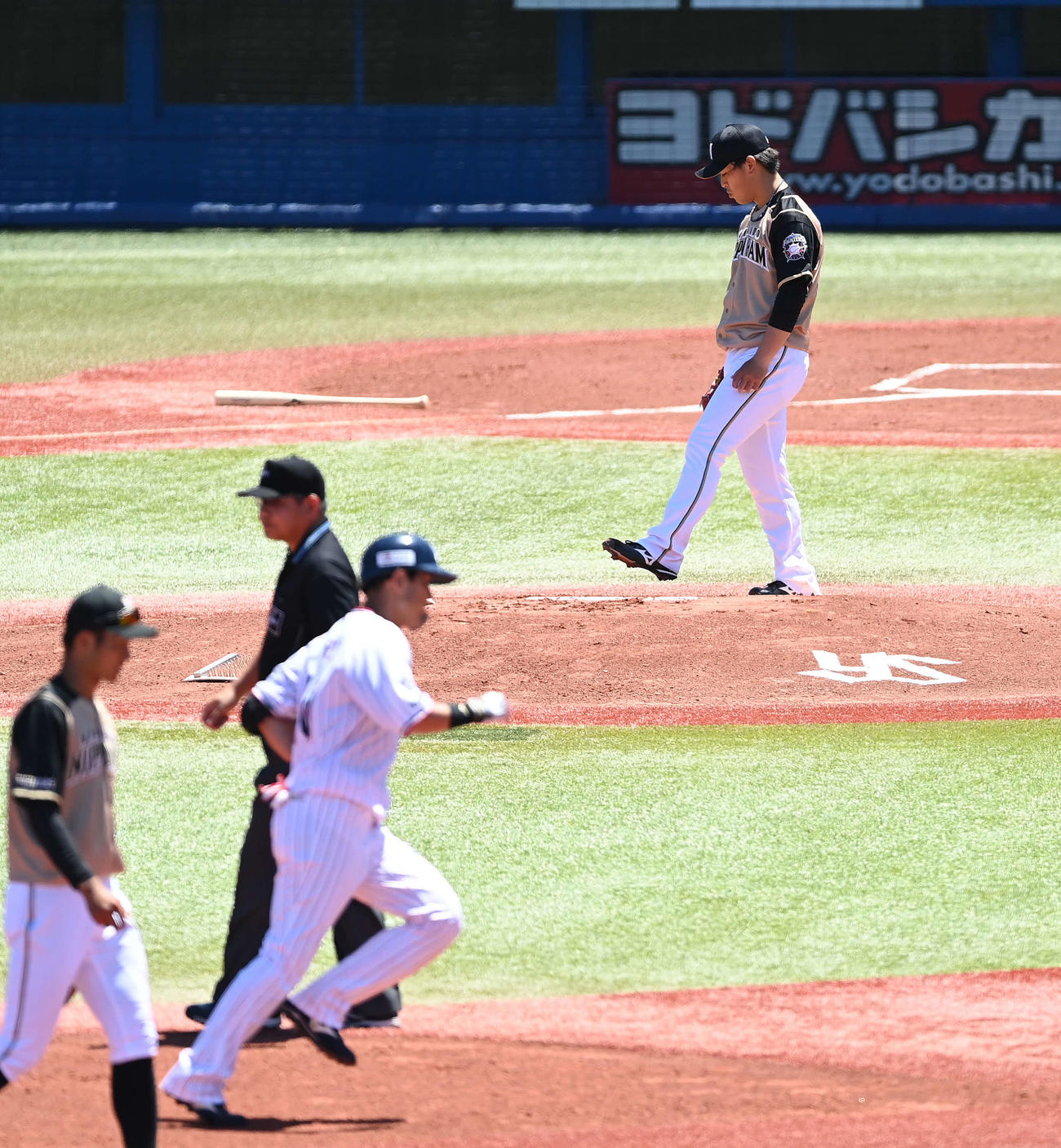 ヤクルト対日本ハム　1回表ヤクルト無死、荒木に右越えソロ本塁打を浴びる河野（撮影・鈴木みどり）