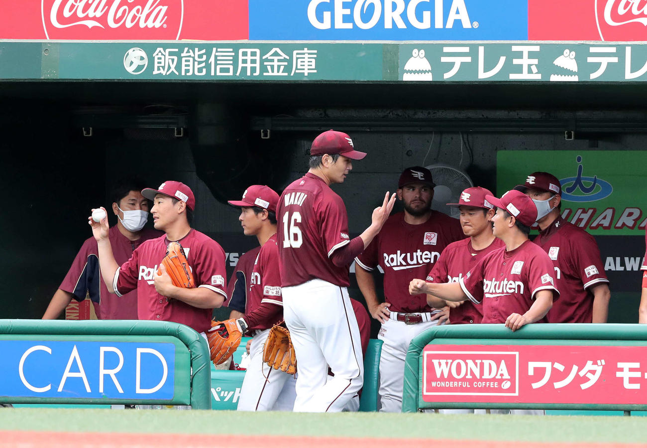 西武対楽天　4回裏西武のの攻撃を抑えベンチに引き揚げる楽天涌井（中央）（撮影・鈴木正人）