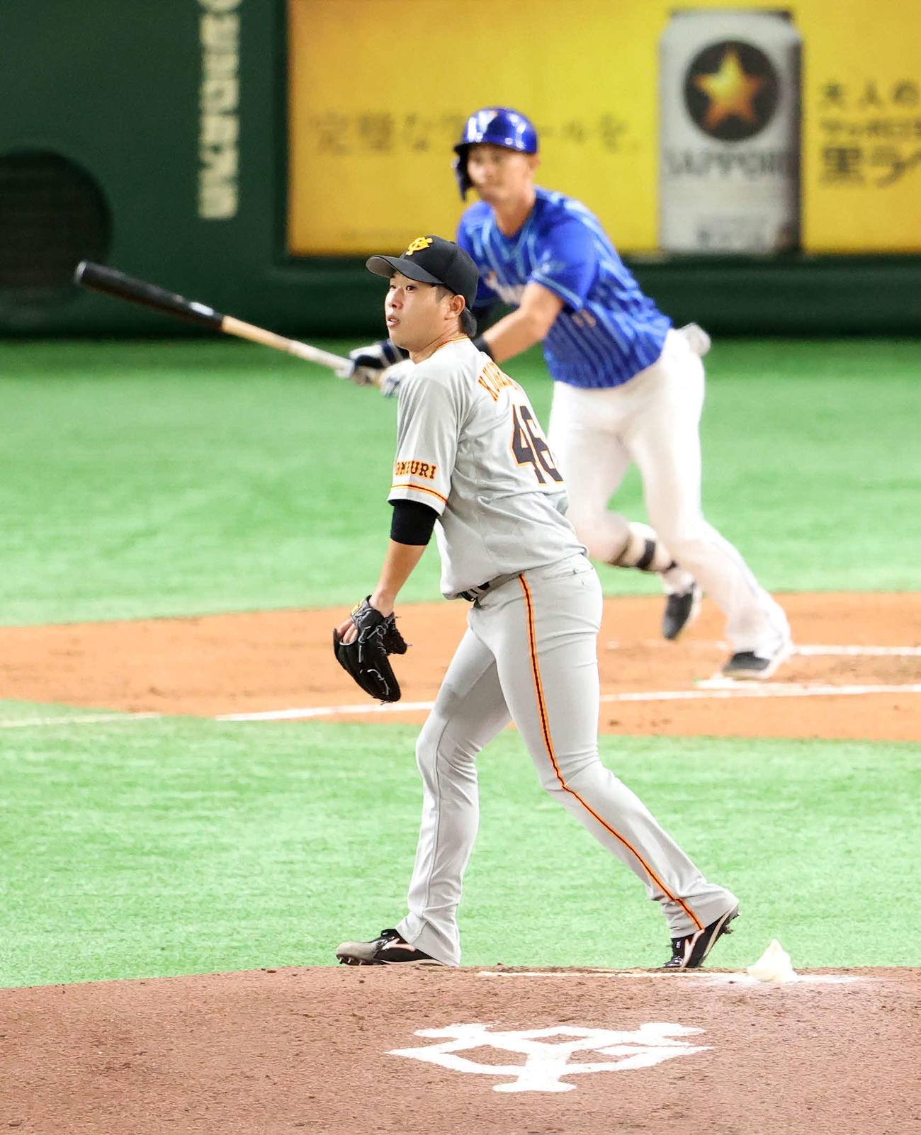 巨人対DeNA　1回裏DeNA1死一、二塁、乙坂（後方）に適時二塁打を浴びる鍬原（撮影・江口和貴）