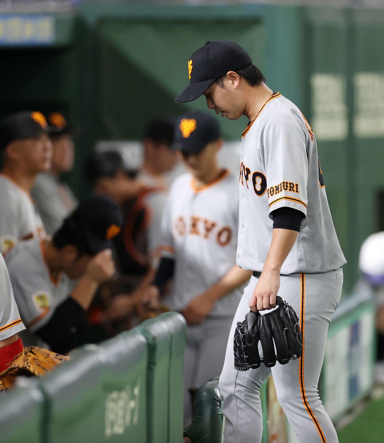 DeNA対巨人　1回裏を終え、3失点の鍬原はがっくりとベンチに戻る（撮影・河野匠）