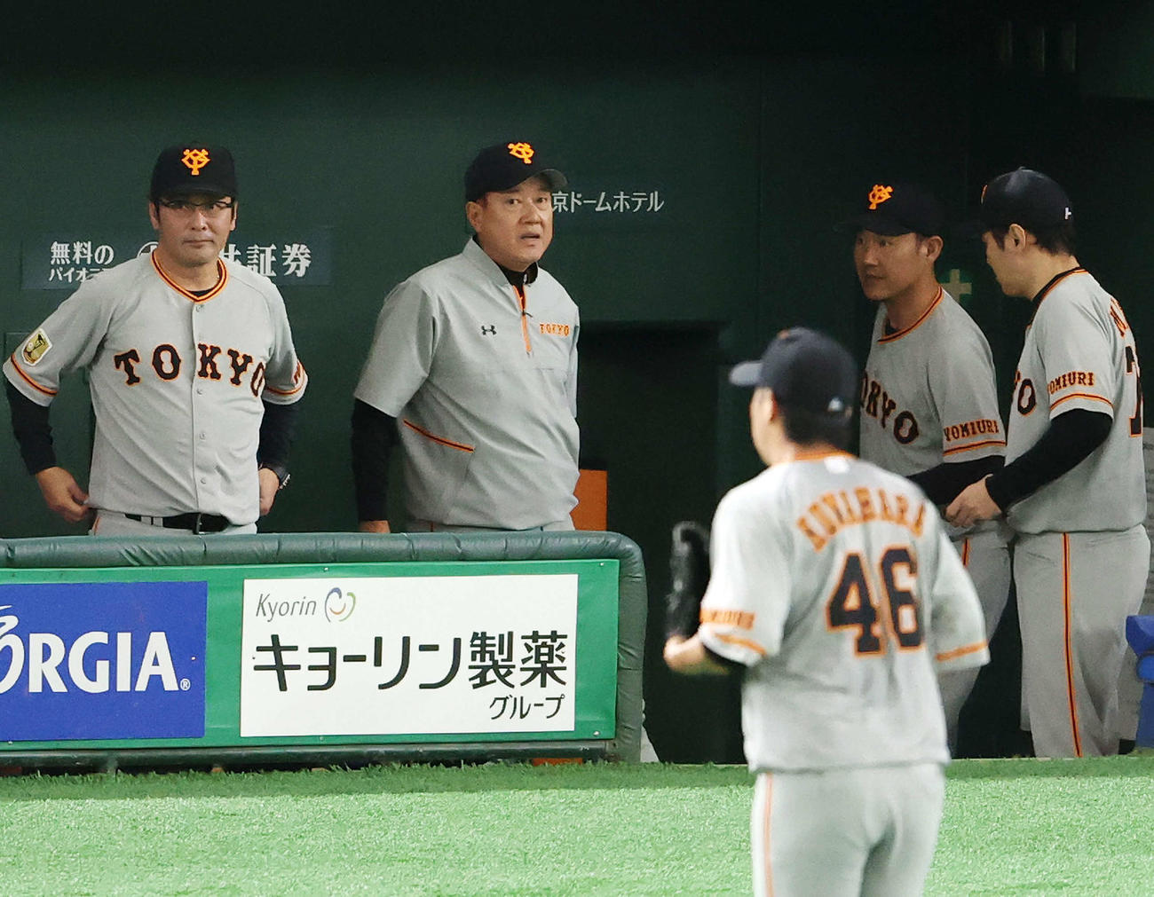 巨人対DeNA　2回裏終了後、ベンチで厳しい表情の巨人原監督（左から2人目）。手前はベンチに引き揚げる先発の鍬原（撮影・江口和貴）