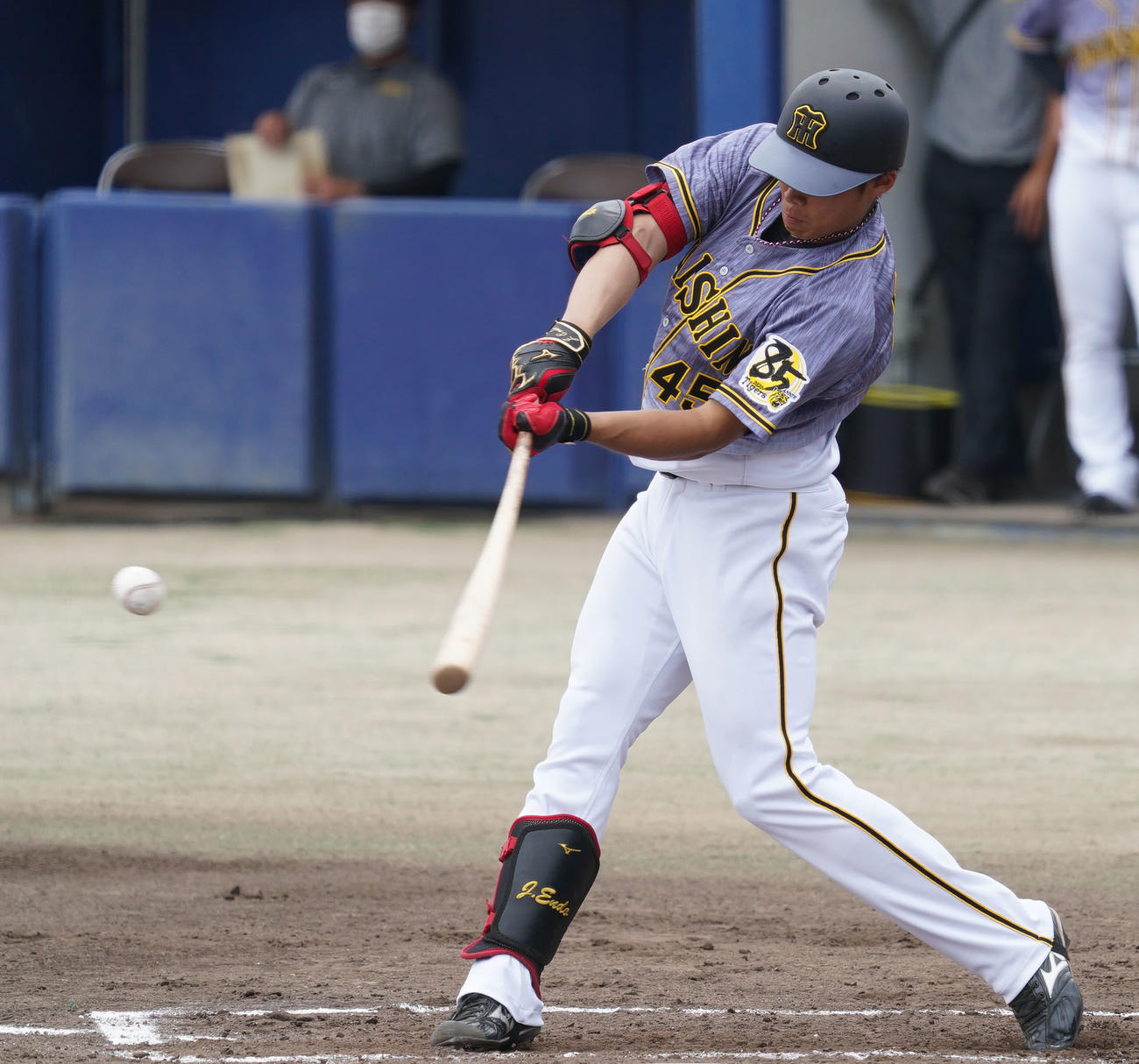 ウエスタンリーグ練習試合　中日対阪神　2回表2死、中前安打を放った遠藤成（撮影・森本幸一）