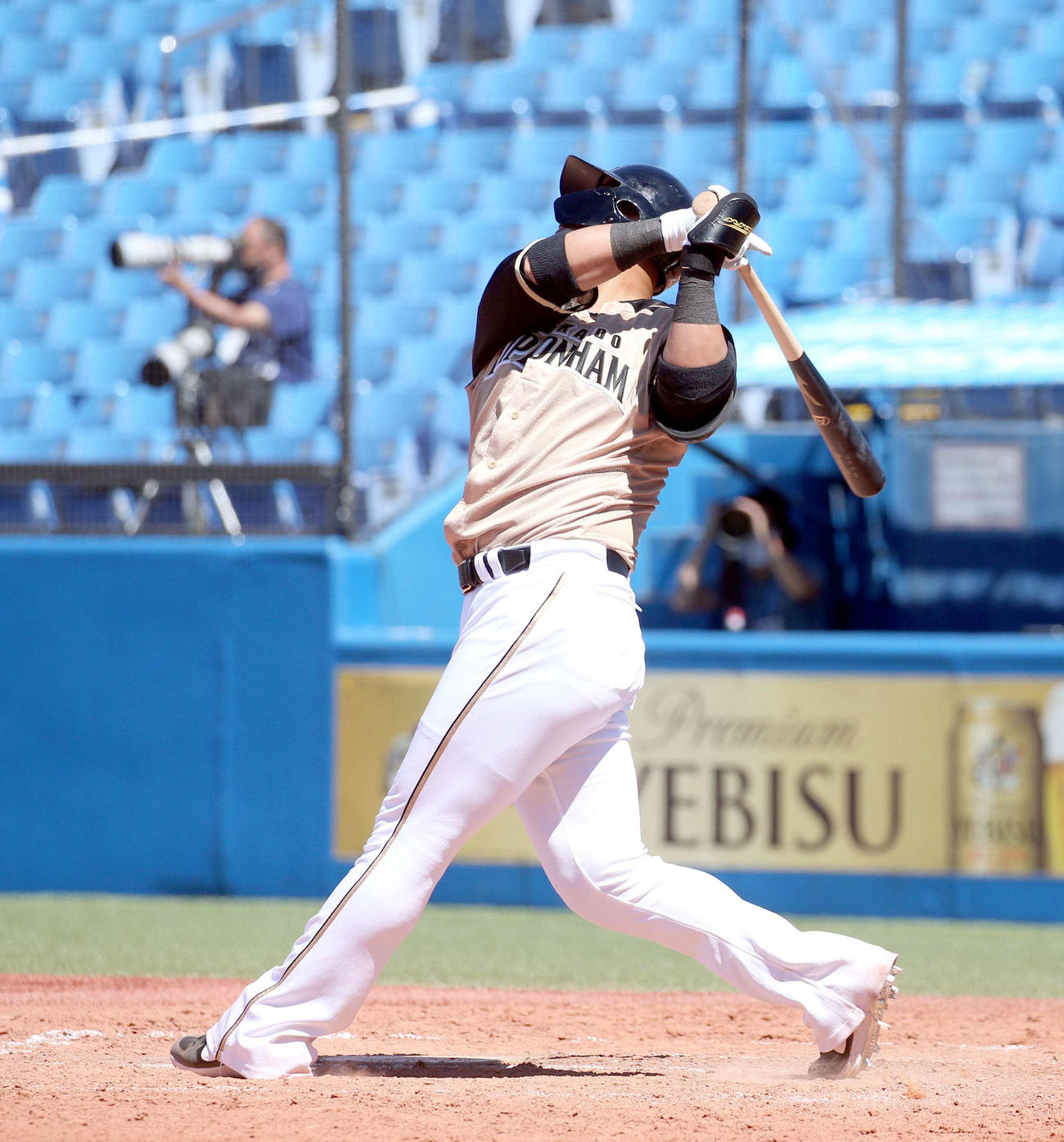 日本ハム対ヤクルト　4回裏日本ハム1死二、三塁、中田は二犠飛を放つ（撮影・佐藤翔太）