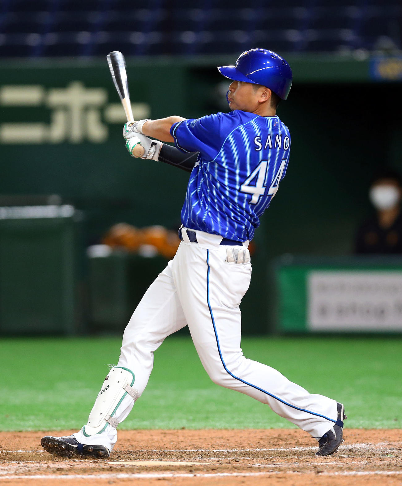DeNA対巨人　4回裏DeNA1死、右越え本塁打を放つ佐野（撮影・大野祥一）