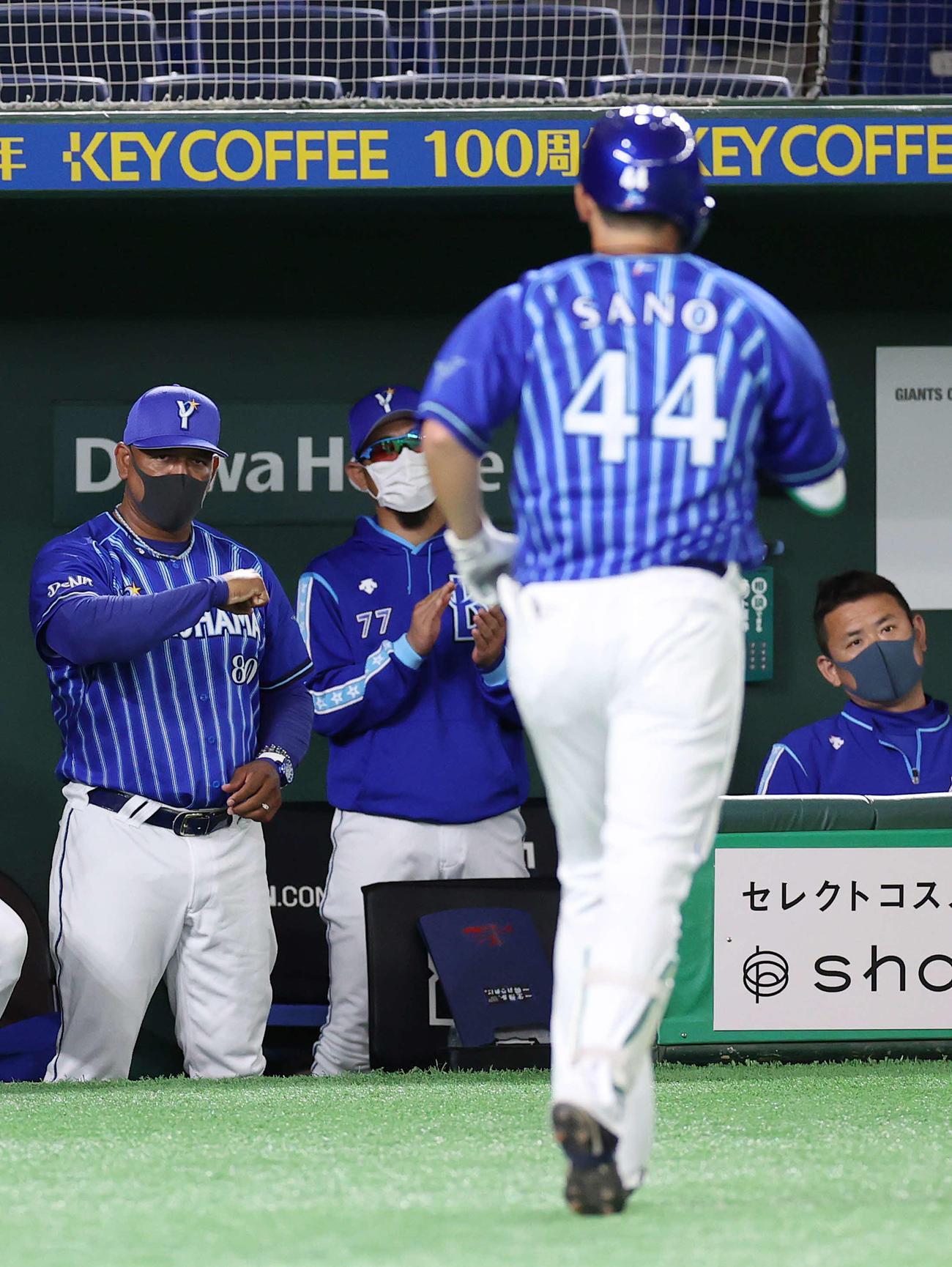 DeNA対巨人　4回裏DeNA1死、右越え本塁打を放った佐野（手前）を迎えるラミレス監督（左）（撮影・河野匠）