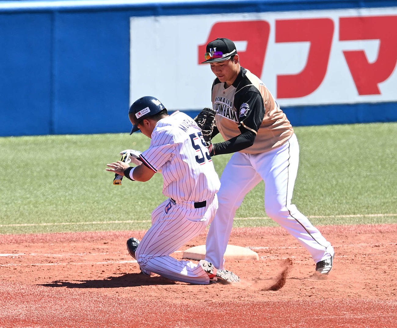 ヤクルト対日本ハム　3回表ヤクルト2死一塁、打者雄平のとき、一塁へ戻れずアウトになる村上。一塁手清宮（撮影・鈴木みどり）