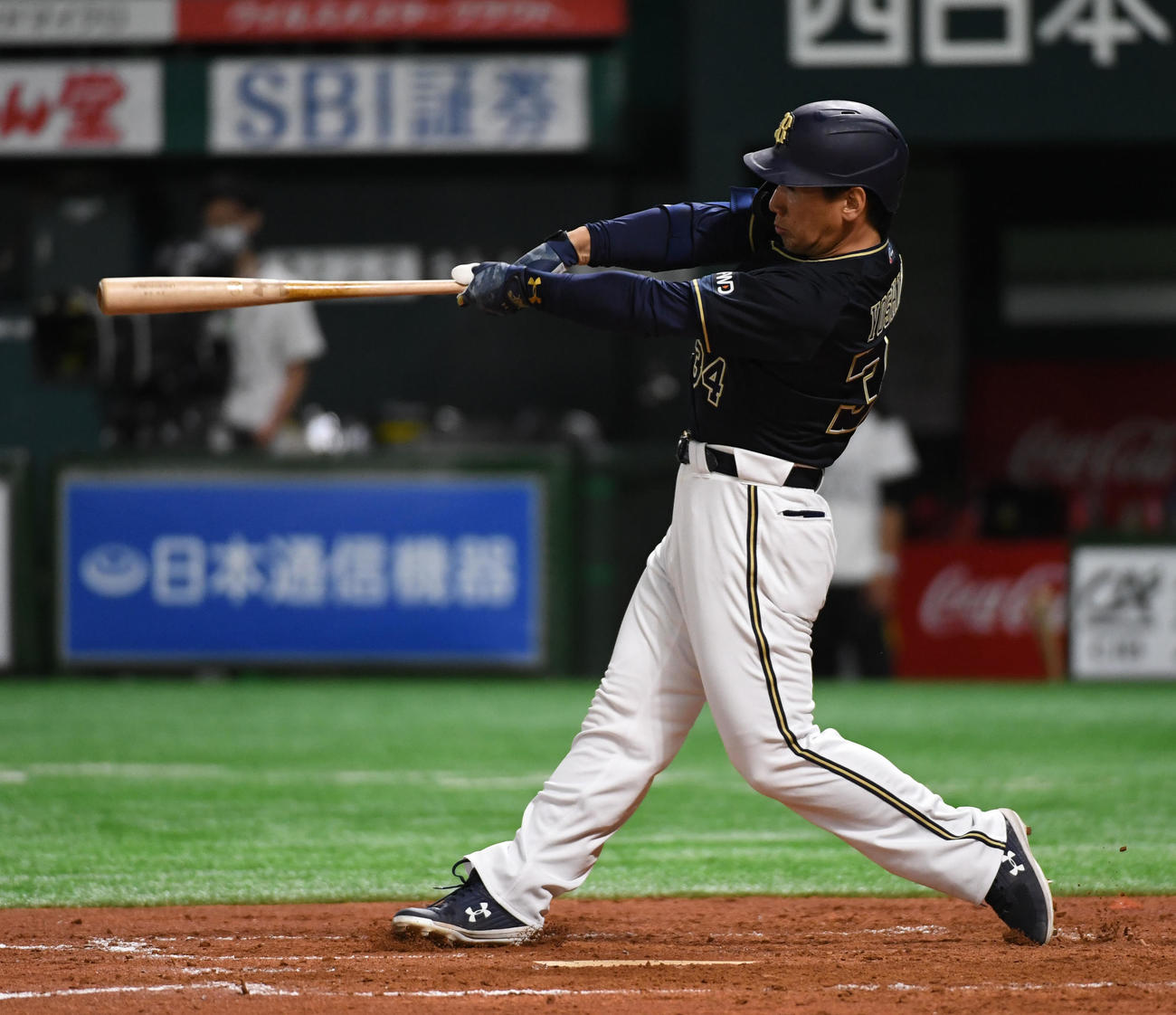 ソフトバンク対オリックス練習試合　3回表オリックス1死二塁、吉田正尚は右越えに先制の2点本塁打を放つ（撮影・今浪浩三）