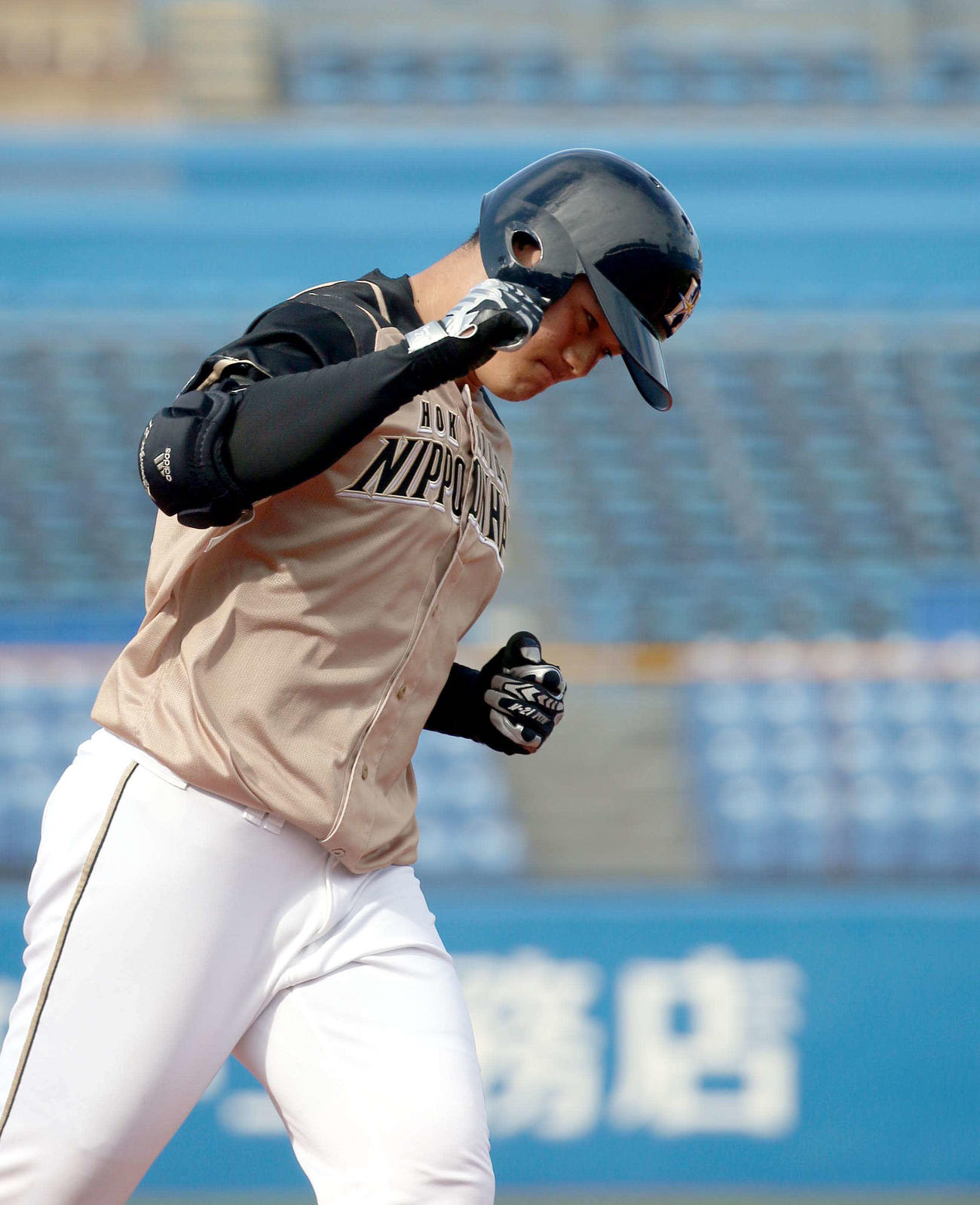 日本ハム対ヤクルト　9回裏日本ハム無死、清宮は右越えソロ本塁打を放ちガッツポーズをする（撮影・佐藤翔太）