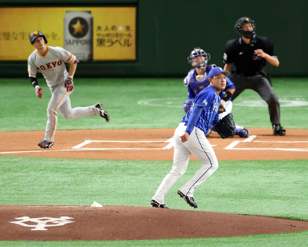 巨人対DeNA　1回表巨人無死一塁、湯浅（左）に先制2点本塁打を浴びる中川（撮影・江口和貴）