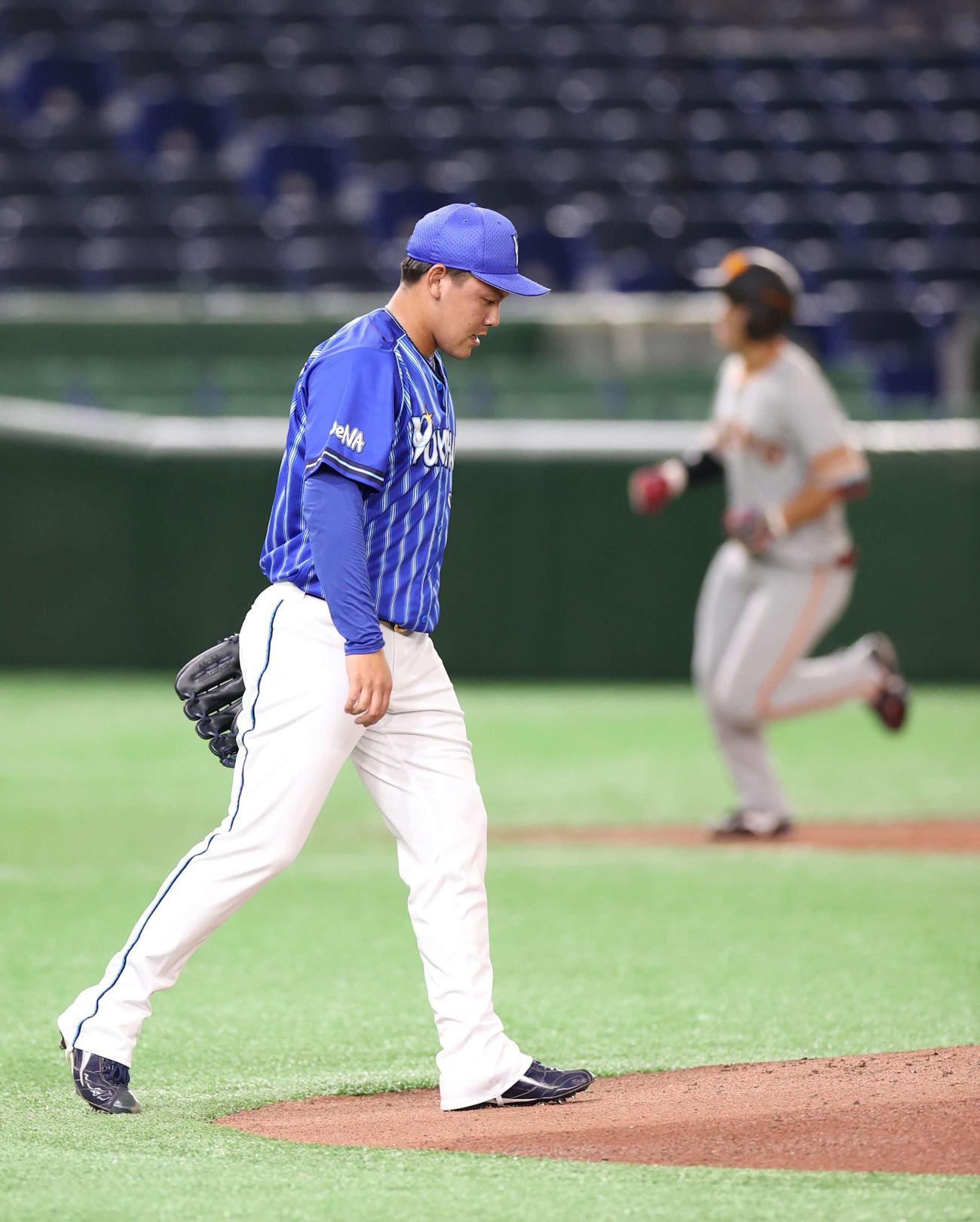 DeNA対巨人　1回表巨人無死一塁、湯浅（後方）に先制2点本塁打を浴びうつむく中川（撮影・河野匠）