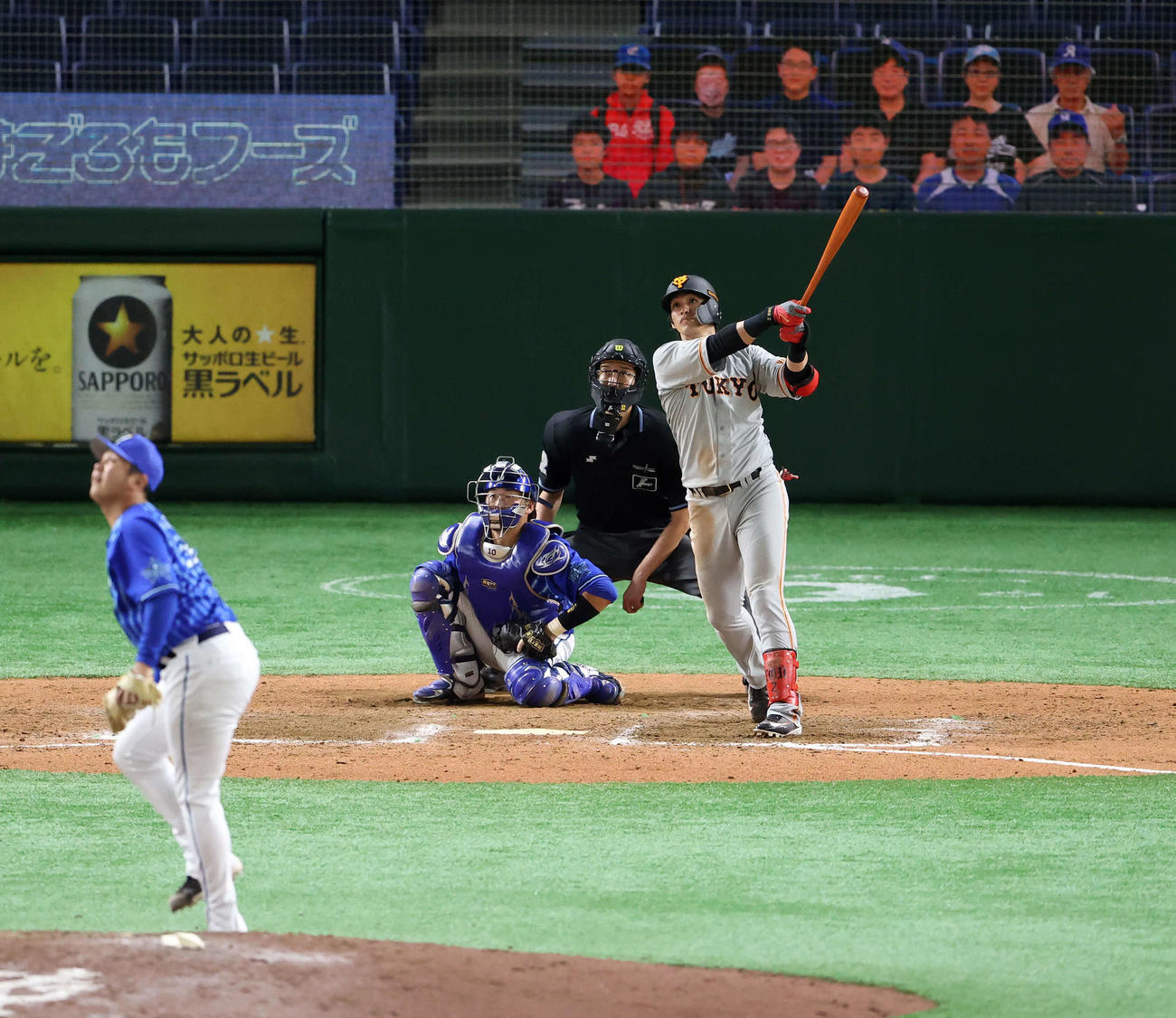 巨人対DeNA　9回表巨人2死三塁、同点2点本塁打を右越えに放つ陽岱鋼。投手山崎（撮影・江口和貴）