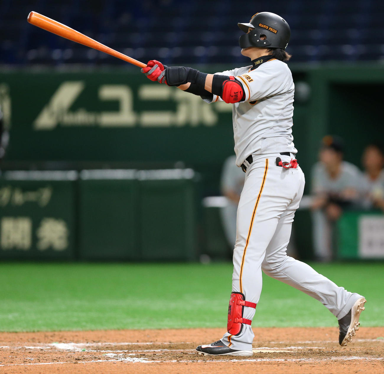 DeNA対巨人　9回表巨人2死三塁、右中間に2点本塁打を放つ陽（撮影・大野祥一）
