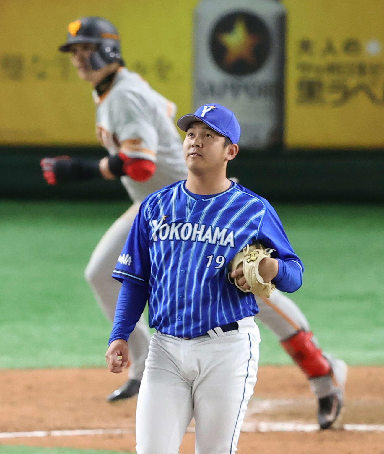 巨人対DeNA　9回表巨人2死三塁、陽岱鋼（後方）に同点2点本塁打を浴びる山崎（撮影・江口和貴）