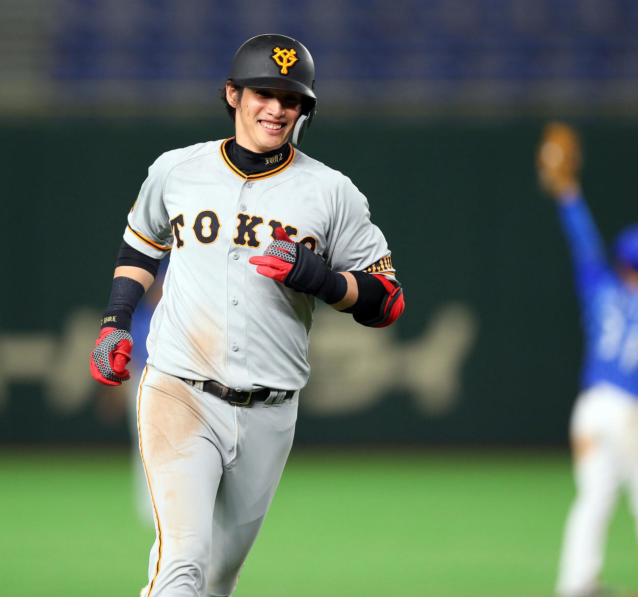 DeNA対巨人　9回表巨人2死三塁、右中間に2点本塁打を放ち、笑顔の陽（撮影・大野祥一）