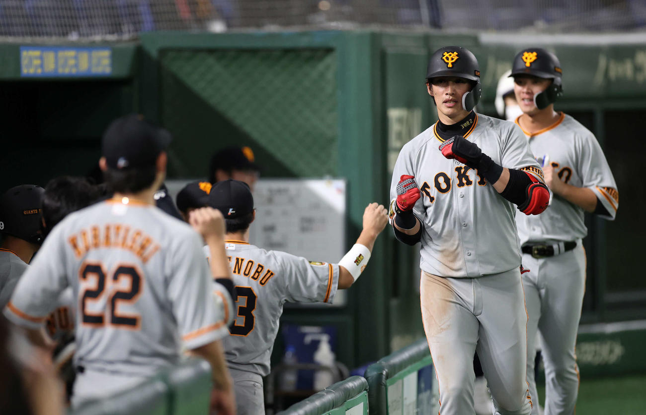 DeNA対巨人　9回表巨人2死三塁、右中間に同点となる2点本塁打を放ちシャドーボクシングのようにエアタッチする陽岱鋼（撮影・河野匠）