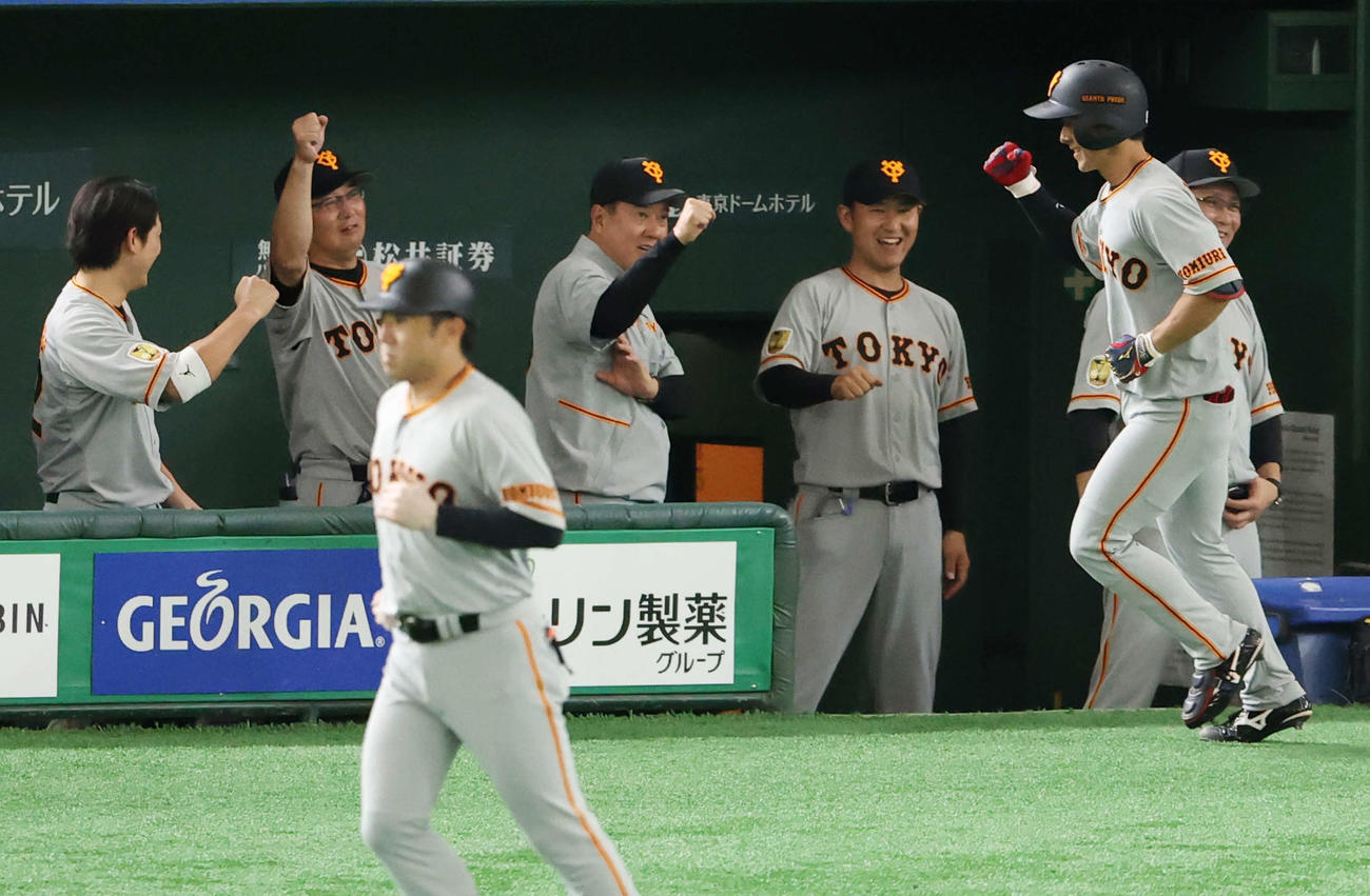 巨人対DeNA　1回表巨人無死一塁、先制2点本塁打を放った湯浅（手前右）を迎える原監督（中央）ら（撮影・江口和貴）