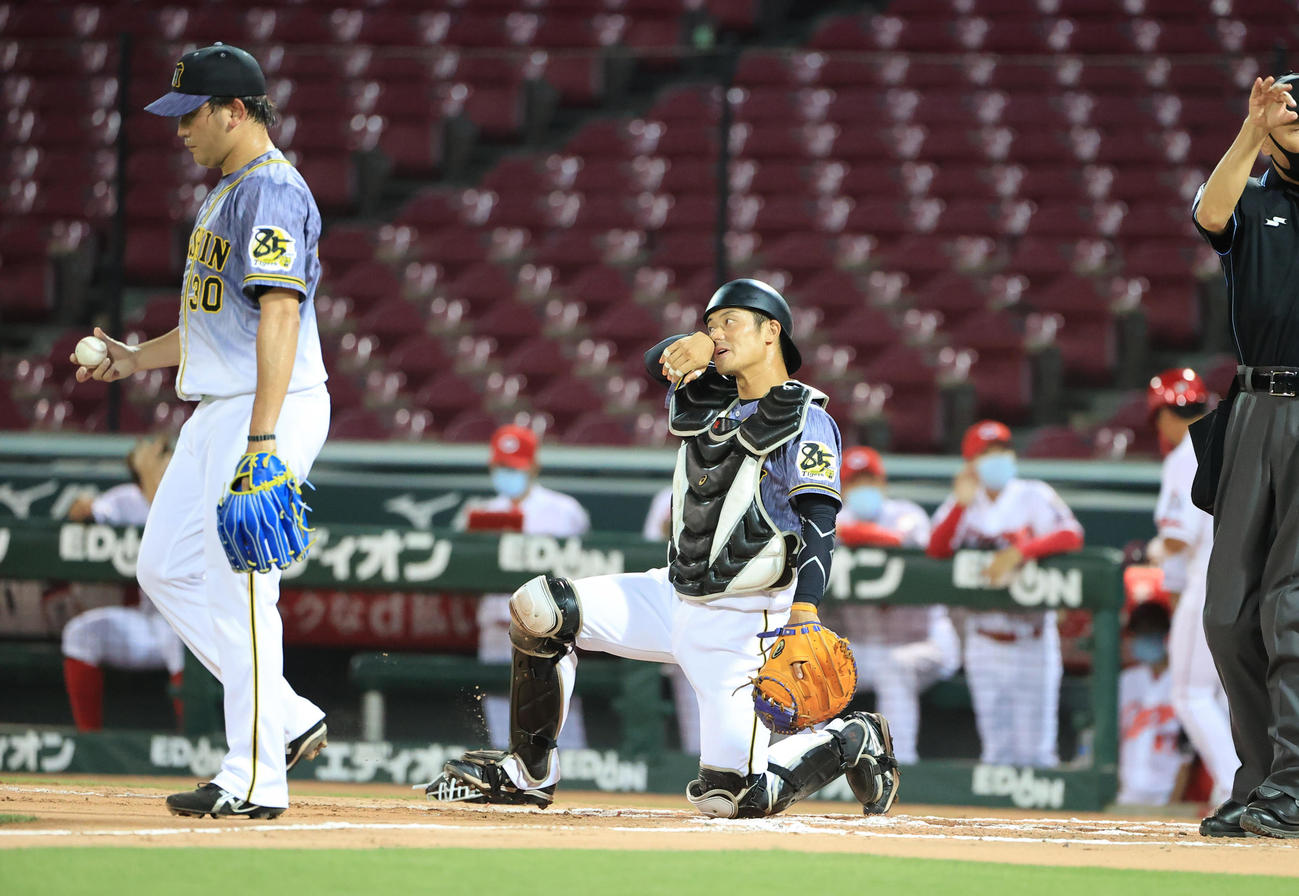 6回、広島打線に捕まり連打を浴びる高野圭佑（左）（撮影・清水貴仁）