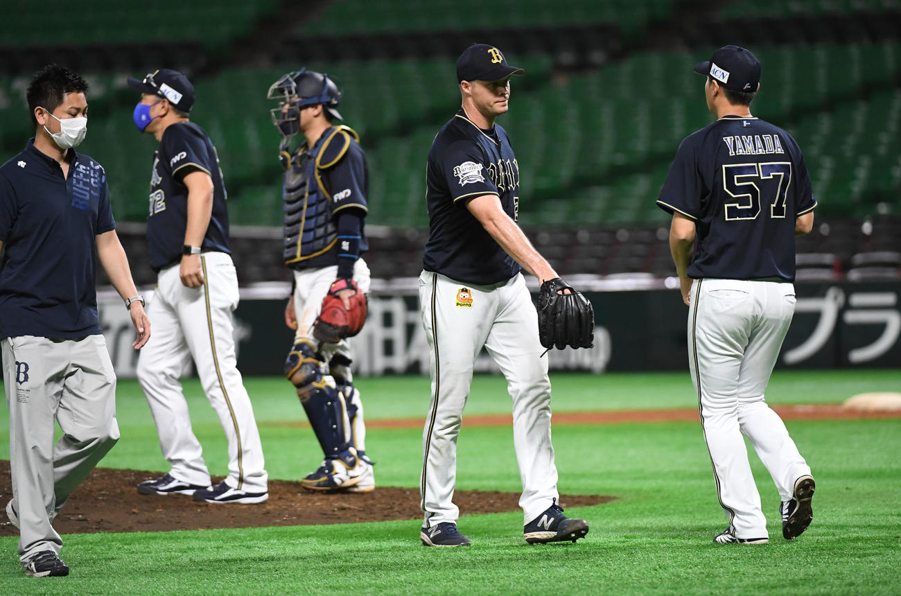 ソフトバンク対オリックス練習試合　5回裏ソフトバンク1死二塁、柳田悠岐のとき、アンドリュー・アルバースから山田修義に交代する（撮影・今浪浩三）